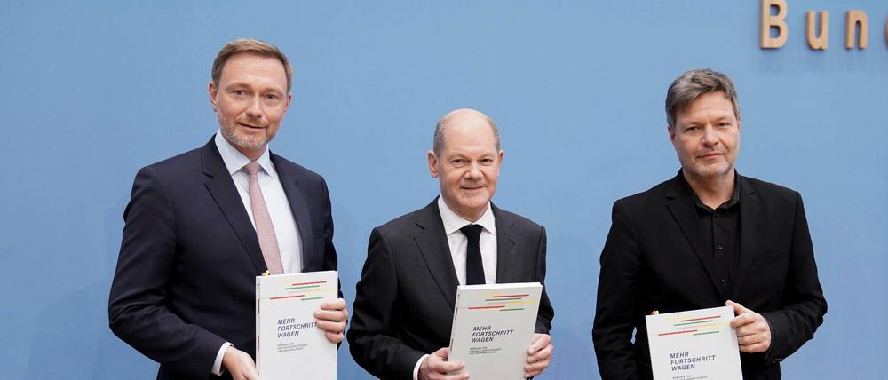 Wie im Koalitionsvertrag vereinbart: Kanzler Olaf Scholz, Finanzminister Christian Lindner (links) und Wirtschaftsminister Robert Habeck (rechts) machen mehr Schulden für mehr Investitionen.