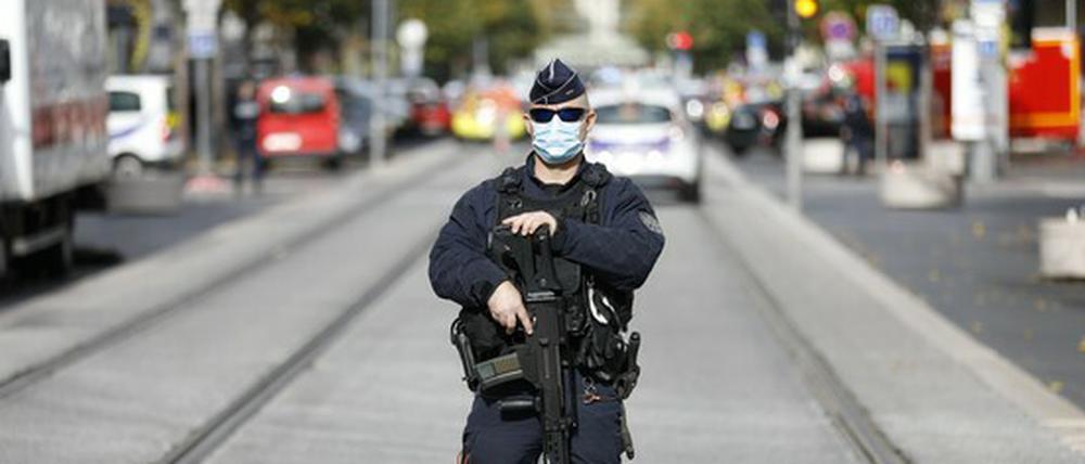 Ein Polizist in Nizza am 29. Oktober 2020.