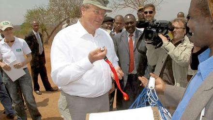Entwicklungsminister Dirk Niebel (FDP) hat sein Haus vor der Wahl 2009 für völlig überflüssig gehalten. Als Minister legt er viel Wert darauf, dass möglichst wenig Geld in internationale Töpfe und mehr bilateral vergeben wird. Das Foto zeigt ihn in Kenia 2011. 