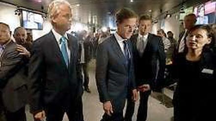 Fernsehdebatte. Der rechtsradikale Kandidat Geert Wilders, Regierungschef Mark Rutte und der Sozialist Emile Roemer treffen sich, um über den richtigen Weg für die Niederlande zu streiten. Die Wahl steht kurz bevor. 