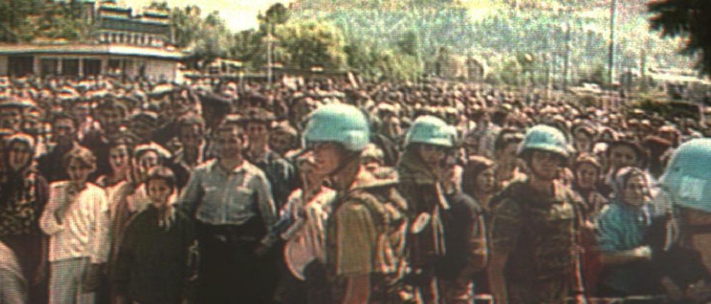 Auf der Flucht vor dem Mord. Der Screenshot des niederländischen Fernsehens zeigt holländische UN-Soldaten in Potocari, Bosnien-Herzegowina, vor hunderten von moslemischen Zivilisten, die aus dem nahegelegenen Srebrenica vor serbischem Terror geflüchtet waren 