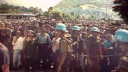 Ein Screenshot aus dem niederländischen Fernsehen zeigt Blauhelm-Soldaten der Niederlände 1995 in Bosnien.