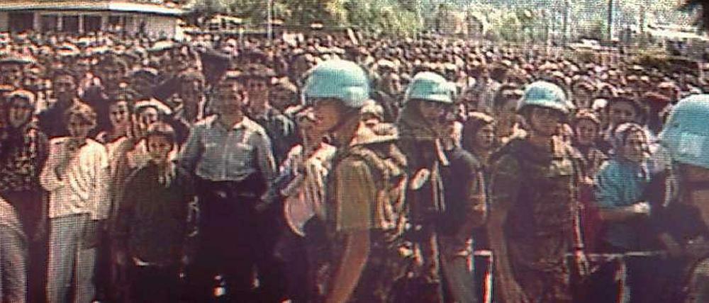 Ein Screenshot aus dem niederländischen Fernsehen zeigt Blauhelm-Soldaten der Niederlände 1995 in Bosnien.