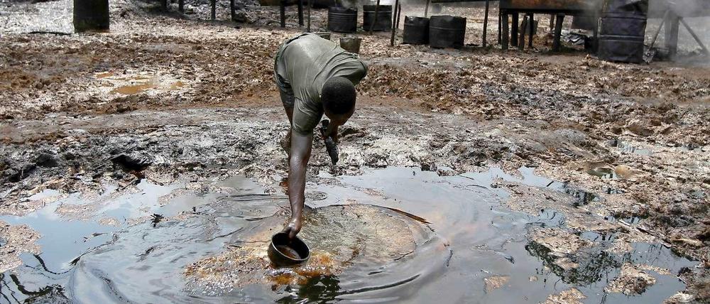 Illegale Raffinerien sind im Nigerdelta weit verbreitet. Doch für die Verseuchung der Sumpflandschaft reichen oft schon Löcher in den mittlerweile bis zu 50 Jahren alten Pipelines. Das Foto zeigt eine illegale Ölfabrik im Bundesstaat Bayelsa im Süden Nigerias. 