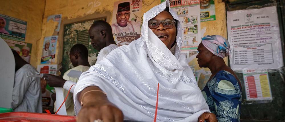Eine Frau in Nigeria bei der Abstimmung in einem Wahllokal. 