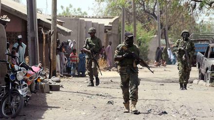 Nigerianische Soldaten patrouillieren in der Stadt Baga im Bundesstaat Borno.