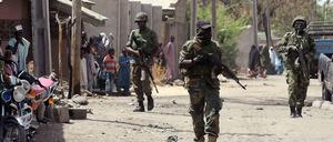 Nigerianische Soldaten patrouillieren in der Stadt Baga im Bundesstaat Borno.