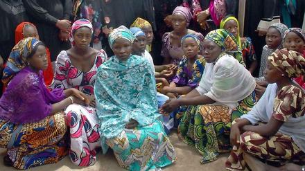 Mütter die verzweifelt auf ihre Kinder warten. In Chibok im Staat Borno sind vor gut einem Monat mehr als 200 Schülerinnen von der Boko Haram verschleppt worden. Von ihnen fehlt bislang jede Spur. 