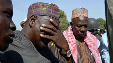 Verzweifelte Väter der mutmaßlich von Boko Haram entführten Mädchen erhoffen sich vom Militär keine Hilfe. Sie haben angefangen, auf eigene Faust zu suchen. 