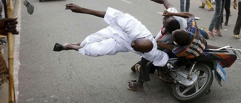 Partystimmung in Kano. Auf den Straßen feierten Tausende den Erfolg ihres Favoriten Muhammadu Buhari. Auch diese drei jungen Männer auf einem Motorrad waren kaum noch zu halten. 