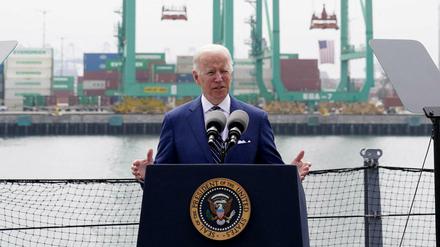 US-Präsident Biden hält beim Amerika-Gipfel eine Rede im Hafen von Los Angeles. 