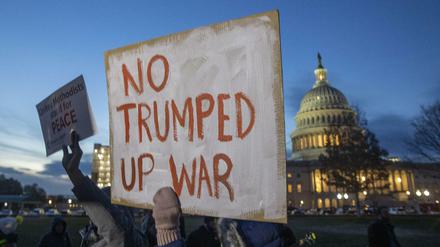 Kriegsgegner begleiteten die Beratungen im Kapitol am Donnerstag mit Protesten.