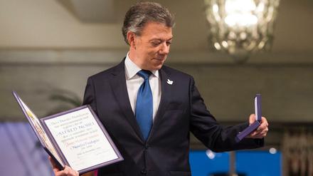 Kolumbiens Präsident Juan Manuel Santos nimmt den diesjährigen Friedensnobelpreis entgegen. 