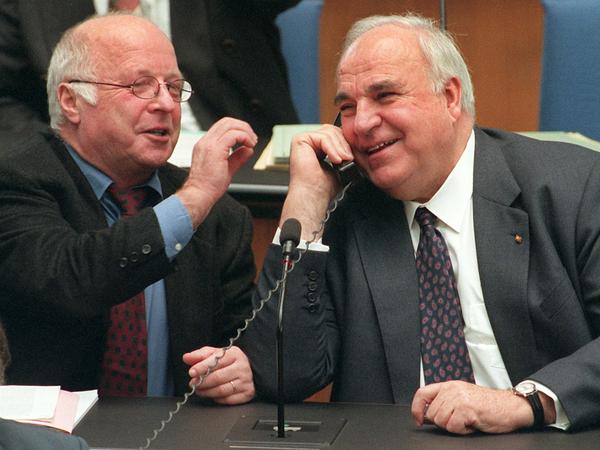 Der damalige Kanzler Helmut Kohl (r.) und Norbert Blüm im November 1997.