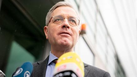 CDU-Außenpolitiker Norbert Röttgen mahnt: Man dürfe die Tat von Hanau nicht isoliert sehen.