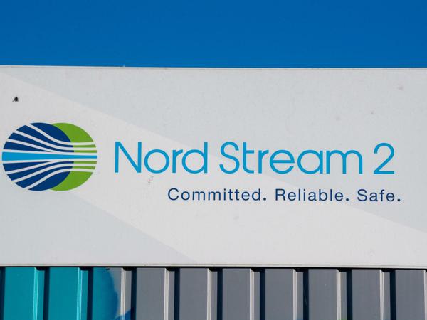 Ein Schild mit der Aufschrift Nord Stream 2 hängt im Gewerbegebiet Lubmin an einem Container von einem Infopunkt zur Gas-Pipeline Nord Stream 2. 