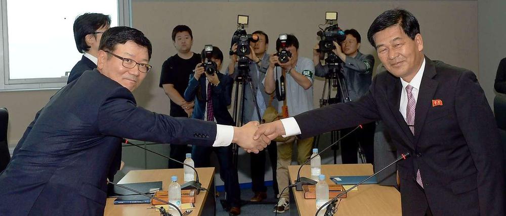 Man zeigt sich versöhnlich: Der südkoreanische Delegationsleiter Suh Ho und der nordkoreanische Chul-su schütteln sich am Mittwoch die Hände. Sie wollen die Gespräche zum gemeinsamen Industriepark wieder aufnehmen.
