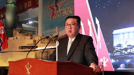 Nordkoreas Machthaber Kim Jong Un spricht bei einer Waffenausstellung.