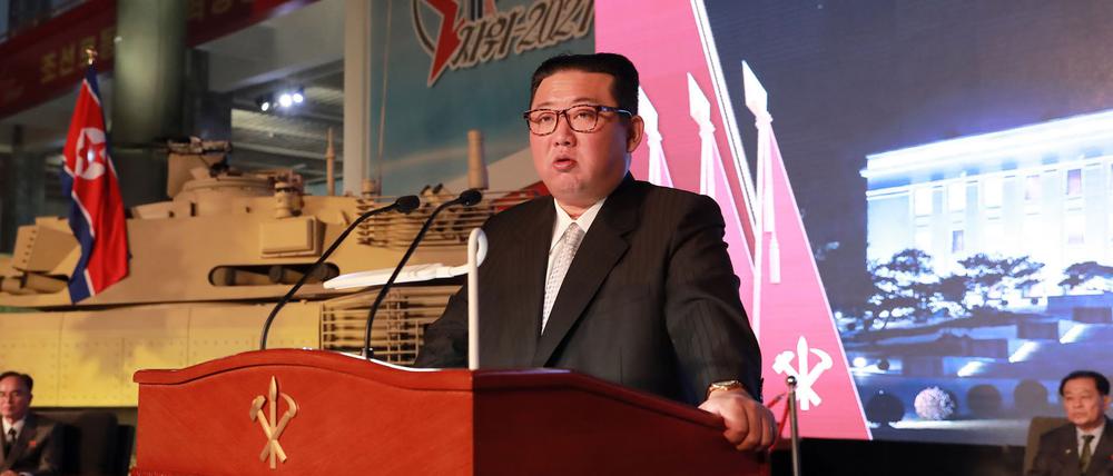 Nordkoreas Machthaber Kim Jong Un spricht bei einer Waffenausstellung.