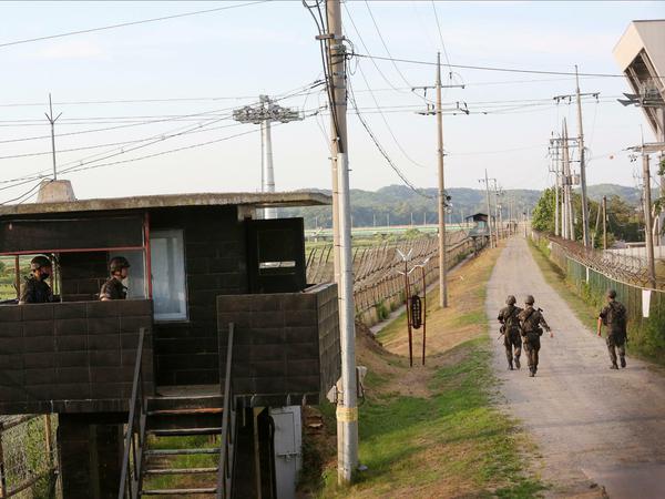Soldaten der südkoreanischen Streitkräfte patrouillieren an der Grenze zu Nordkorea. 