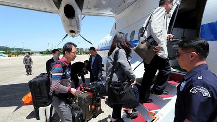 Südkoreanische Journalisten steigen am Flughafen in Seoul in ein Flugzeug nach Nordkorea.