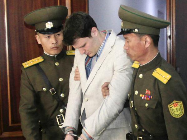 Otto Warmbier wird im März 2016 in einem Gericht in Pjöngjang von zwei nordkoreanischen Polizisten eskortiert.