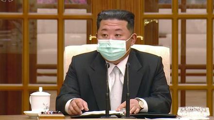 Kim Jong-un, Machthaber von Nordkorea, spricht während eines Treffens zur Bestätigung des ersten Corona-Falls im Land.