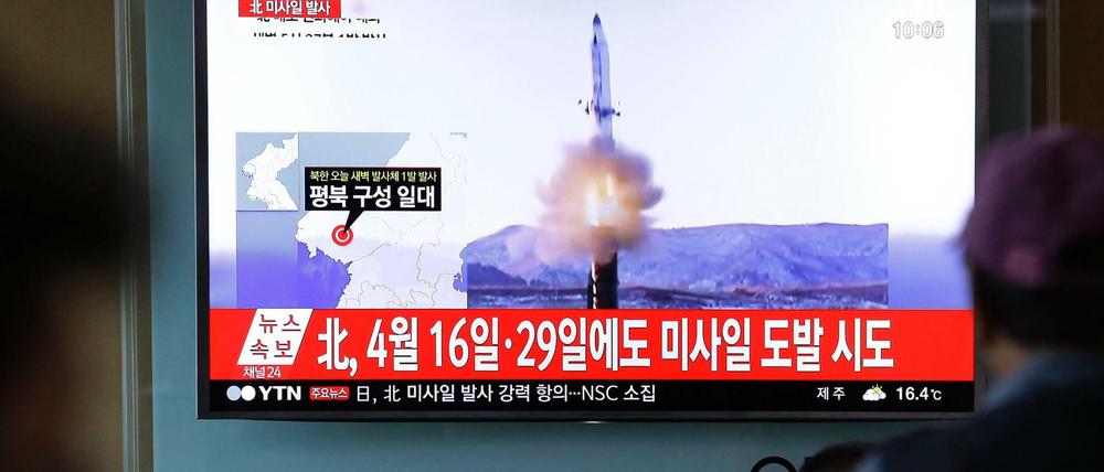 Archivaufnahmen eines nordkoreanischen Raketentests auf einem Fernseher in Seoul.