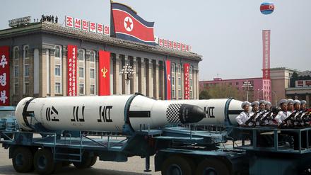 Parade mit Atomraketen. Nordkorea begeht den 100. Geburtstag des Staatsgründers Kim Il Sung mit Drohgebärden.