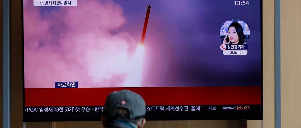 In Südkorea verfolgen Menschen eine Nachrichtensendung über Waffentests des Nachbarlandes Nordkorea.