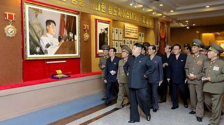 Der nordkoreanische Diktator Kim Jong Un (vorne, blauer Anzug) verhält sich seit einigen Wochen erstaunlich still. 