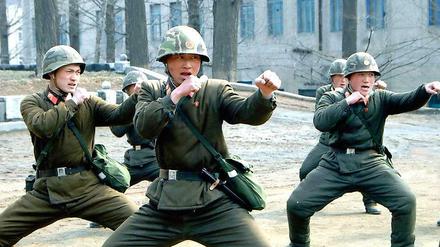Nordkoreas Streitkräfte trainieren für den Angriff: Am Montagabend drohte Nordkorea mit einer Vergeltungsaktion ohne Vorwarnung.