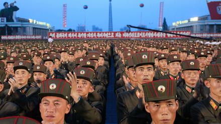 Nordkoreanische Soldaten feiern auf dem Kil-Il-Sung-Platz in Pjöngjang den Start von Nordkoreas erster Interkontinentalrakete.