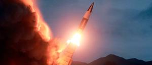 Eine Kurzstreckenrakete wird in Nordkorea während eines Tests an der Ostküste des Landes abgefeuert. 