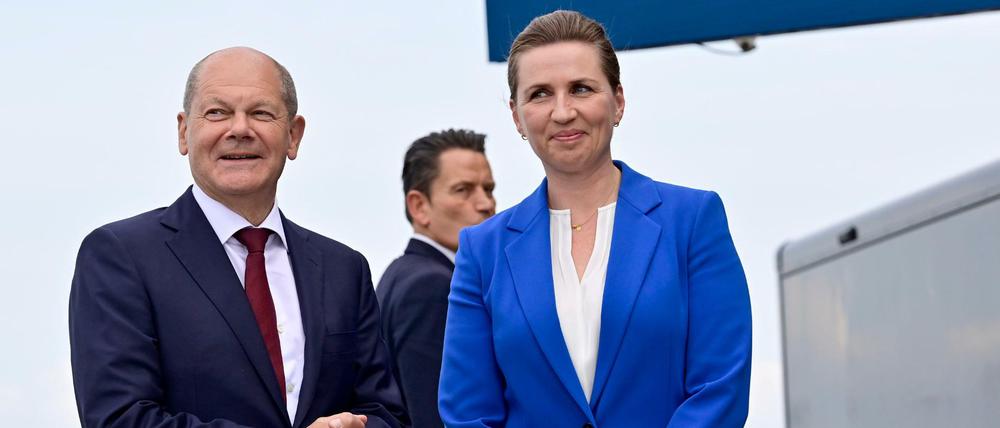 Bundeskanzler Olaf Scholz (l, SPD) und Dänemarks Ministerpräsidentin Mette Frederiksen nehmen am Nordsee-Gipfel teil.
