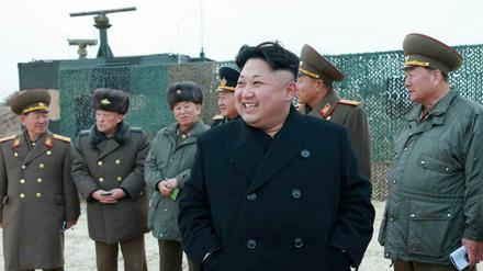 Kim Jong-Un besucht eine Raketenabschussanlage (Archivbild).