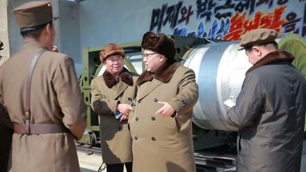 Die Nordkoreanische Nachrichtenagentur KCNA zeigt Diktator Kim Jong Un mit Beamten beim Teste einer Langstreckenrakete. 
