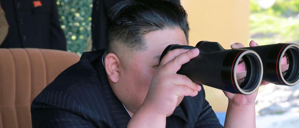 Alles im Blick: Nordkoreas Machthaber Kim Jong Un beobachtet Raketentests. 