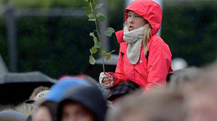 Tausende Norweger schwenkten rote Rosen zum Gedenken an die Opfer der Massakers.