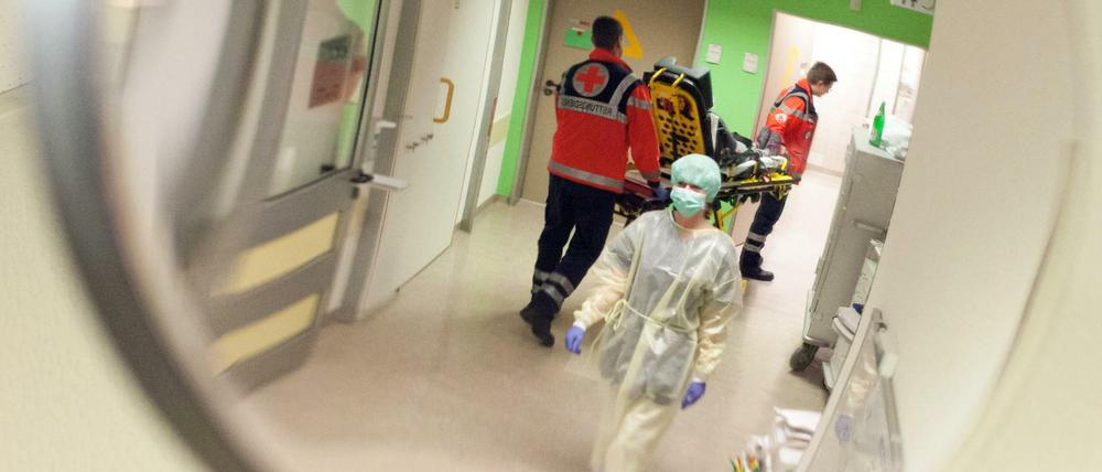 Im Notfall muss es schnell gehen. Doch in den Notaufnahmen der Krankenhäusern drängen sich immer mehr Patienten mit Bagatellerkrankungen.