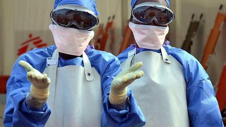 Schutzanzüge gegen Ebola sind für die Helfer, hier in Monrovia, eine Lebensversicherung. 