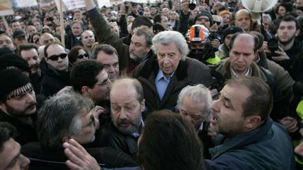 Theodorakis (m.) bei dem gestrigen Massenprotest gegen das Sparpaket.