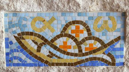 Ein christliches Fisch-Mosaik in der Notre-Dame-du-Val Kirche. 