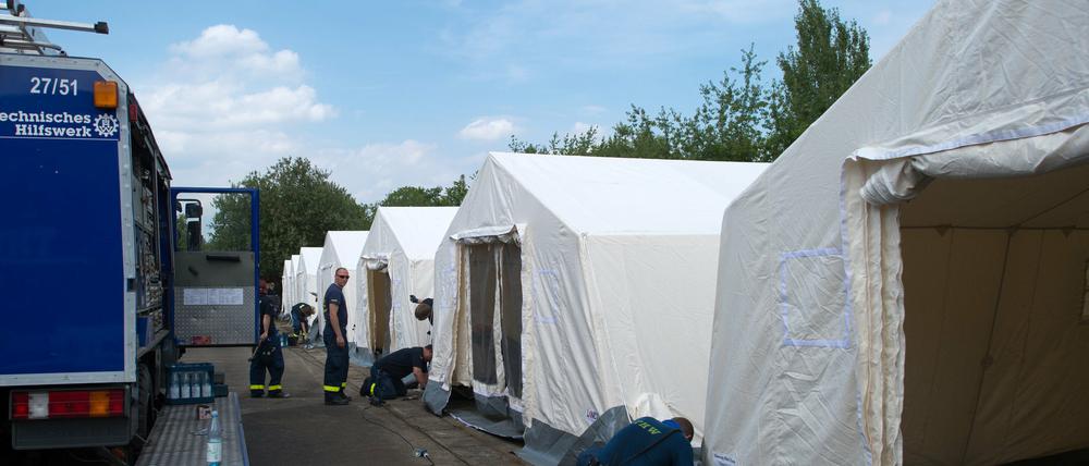 Mitarbeiter des Technischen Hilfswerks bauen in Dresden eine Zeltstadt als vorübergehende Notunterkunft für Flüchtlinge. 