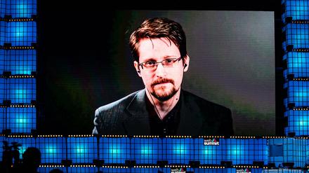 Der US-Whistleblower Edward Snowden wird 2019 per Video beim Web Summit in Portugal interviewt. 