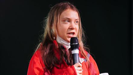 Klimaktivistin Greta Thunberg spricht auf einer Demonstration in Glasgow.