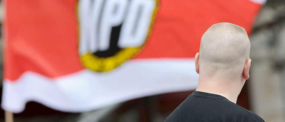 NPD-Demonstrant in Berlin. Im sachsen-anhaltischen Tröglitz wollten Neonazis bis vor das Wohnhaus eines Ortsbürgermeisters ziehen, der sich für Flüchtlinge engagiert