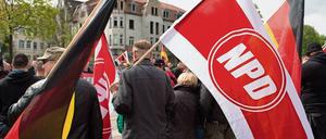 Die Teilnehmer einer Kundgebung der rechtsextremen NPD in Erfurt.