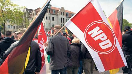 Die Teilnehmer einer Kundgebung der rechtsextremen NPD in Erfurt. 