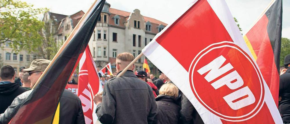Teilnehmer einer Kundgebung der rechtsextremen NPD in Erfurt.